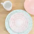 JEDÁLENSKÝ TANIER TYRKYSOVO-BIELY PORCELÁN 27 X 27 X 2,50 CM